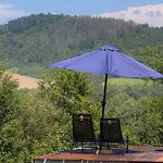 Geo Dome With Private Bathroom, E-scooters & Mountain Views Campismo de Luxo Radovtsi
