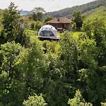 Campismo de Luxo Geo Dome With Private Bathroom, E-scooters & Mountain Views Radovtsi